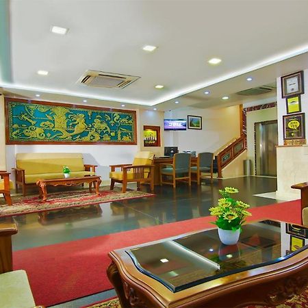 Hotel Excellency Kochi Exteriör bild